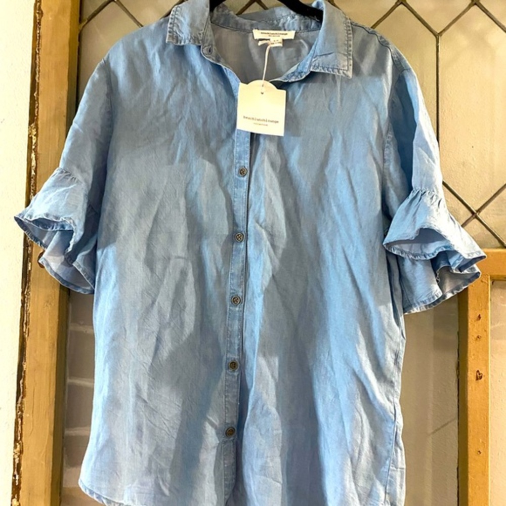 BEACH.LUNCH.LOUNGE chambray top with ruffle sleeves. SUPER SODT & lightweight 💙